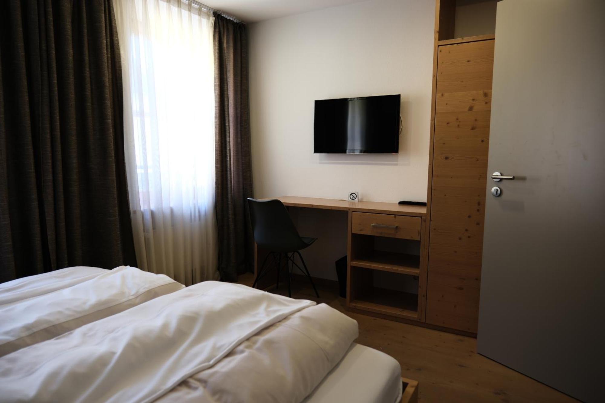 Hotel "Beim Butz" Worth an der Donau Exterior foto
